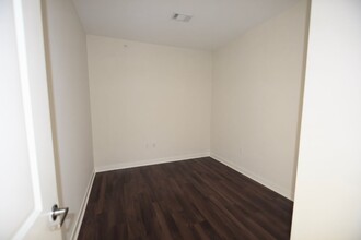 Interior Photo - One Glover