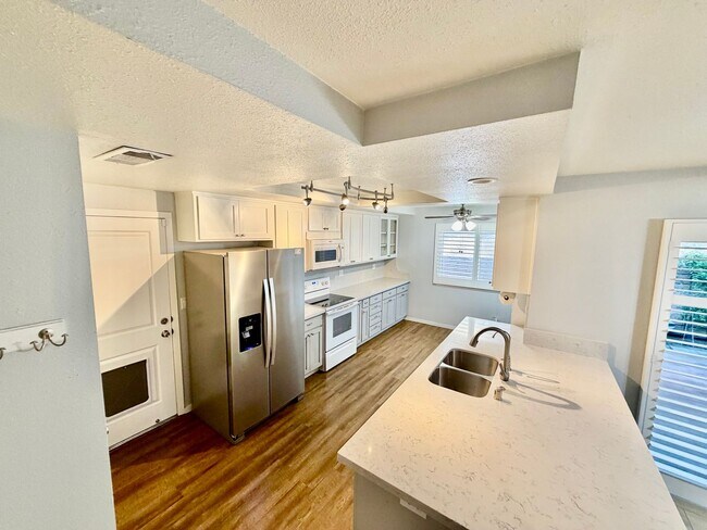 Foto del edificio - Beautiful Townhome with Great Schools, Great Location! Pet Friendly!