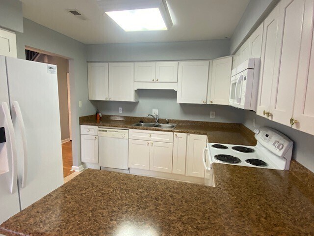 Foto del edificio - 4700 Walden Pond Dr