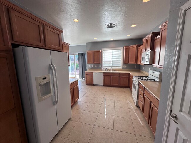 Foto del edificio - Single Story 3 Bed/2 Bathroom Home