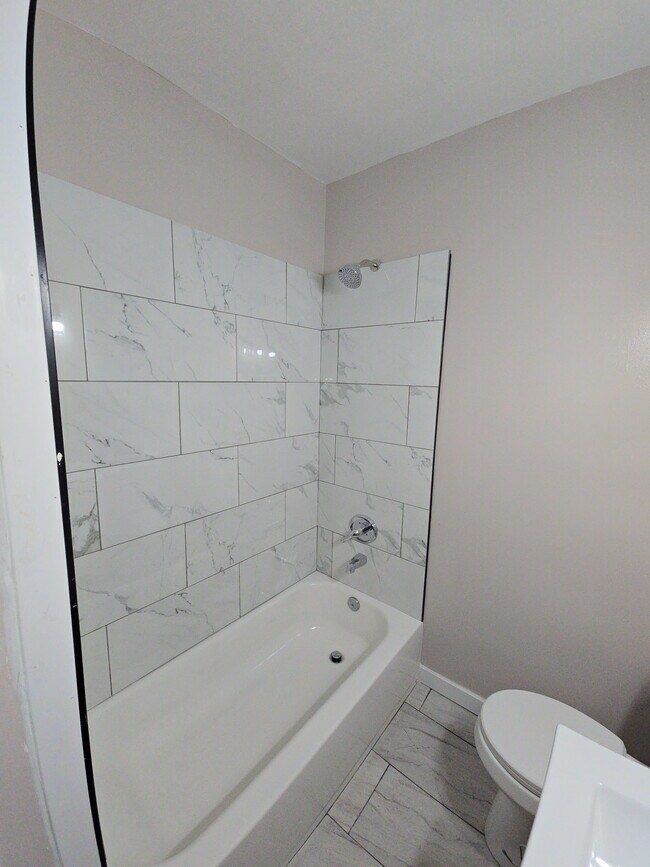 Building Photo - 1107 Lindley Ave