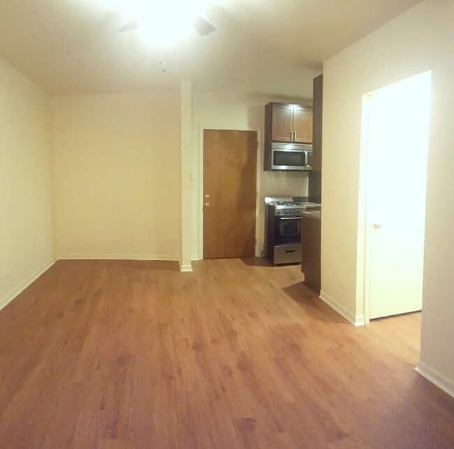 Building Photo - 4031 N Kenmore Ave