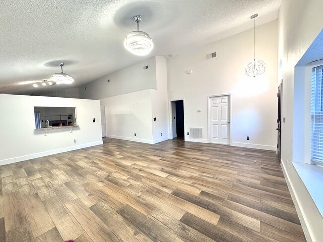 Foto del edificio - 4 bedroom, 2 bathroom home located in Stoneybrook