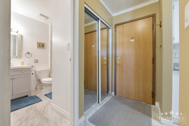 Photo du bâtiment - Walkable 2 Bed Condo in South Surrey Across from Semiahmoo Library and Steps to Shopping and Parks