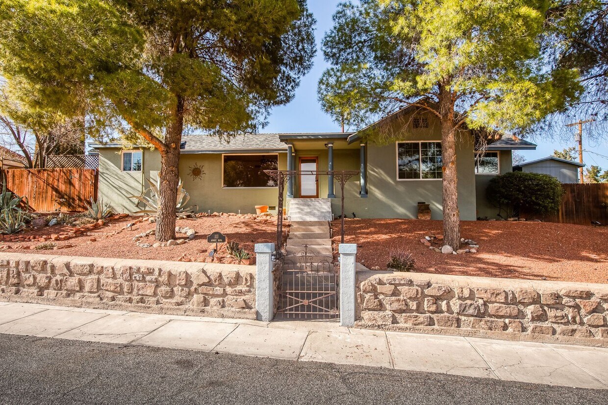 Foto principal - Stunning Turn of the 20th Century Home in Clarkdale - Unfurnished, 1-year long-term rental **$500...