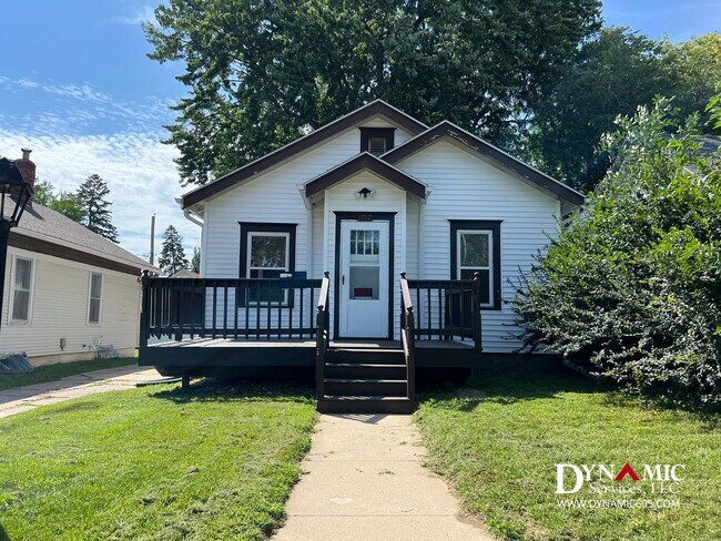 Foto del edificio - Updated 4+ Bedroom, 2 Bathroom House with Garage and Fenced Backyard