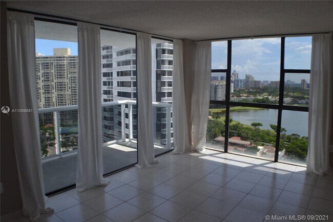 Foto del edificio - 20505 E Country Club Dr