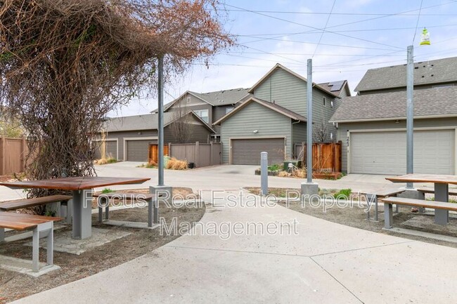Building Photo - 5060 Yosemite Ct
