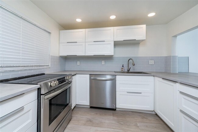 Building Photo - 8875b Fontainebleau Blvd