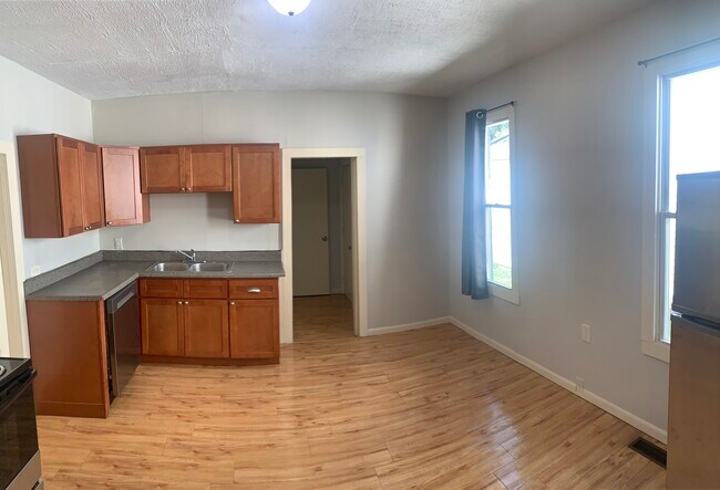 Foto del edificio - NW 6 bedroom 2 bath home 875-10th