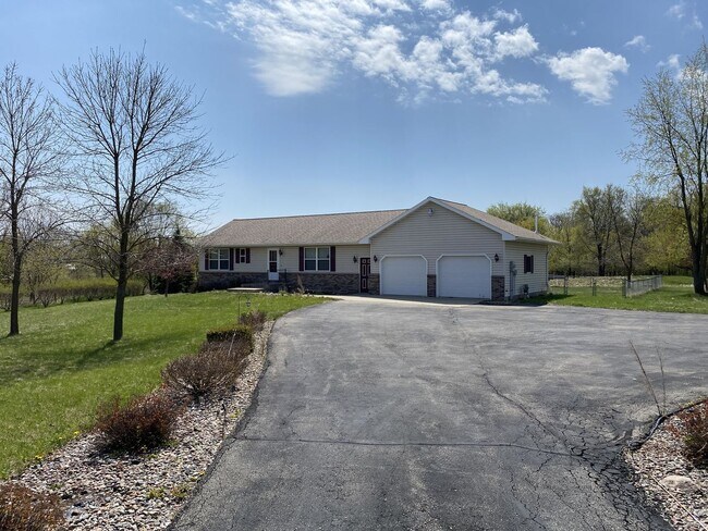 Foto del edificio - Gorgeous 5 Bed, 2.5 Bath Single-Family Home!