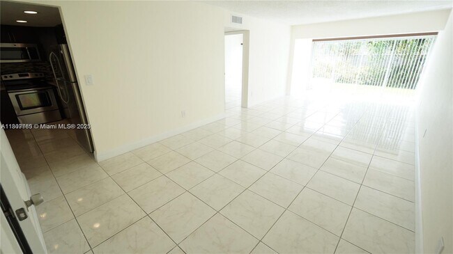 Building Photo - 9180 Fontainebleau Blvd