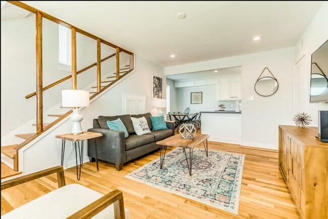 Foto del edificio - FULLY FURNISHED 2BD/1.5BA ready for occupancy!