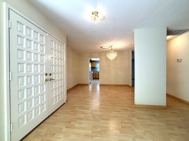Building Photo - Charming 3-Bed, 2-Bath Home in Sought-Afte...