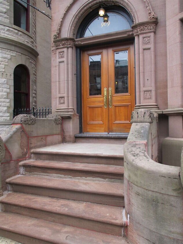 Building Photo - 909 Hudson St