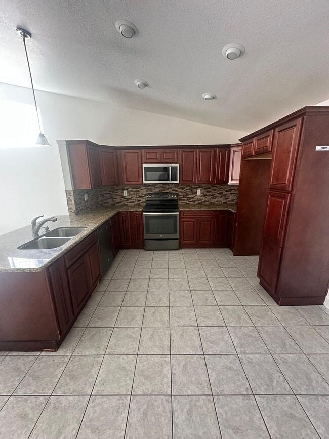 Building Photo - 4 Bedroom Single Family Home!