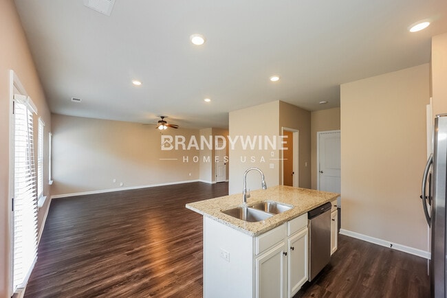 Building Photo - ONE MONTH FREE RENT!!