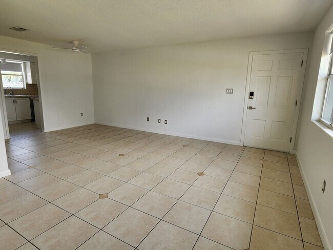 Building Photo - 346 Plaza Blvd