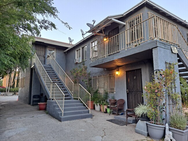 Foto del edificio - 4137 Chevy Chase Dr