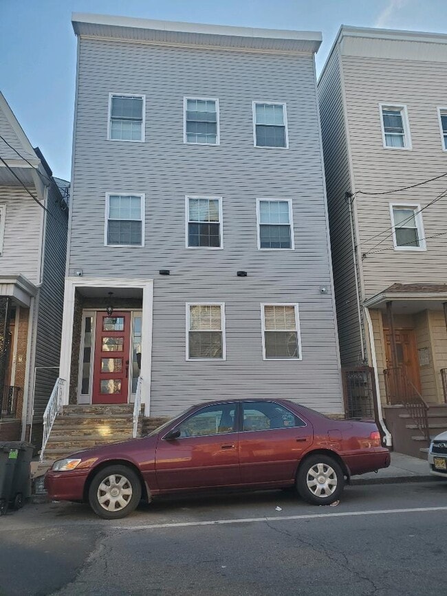 Building Photo - 372 Walnut St