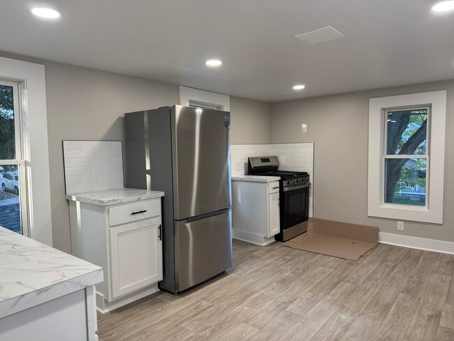 Building Photo - 402 Fernando St NE