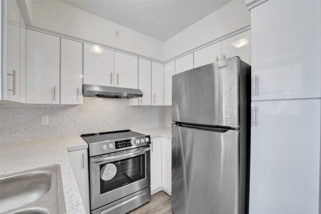 Building Photo - 5300 Hollywood Blvd