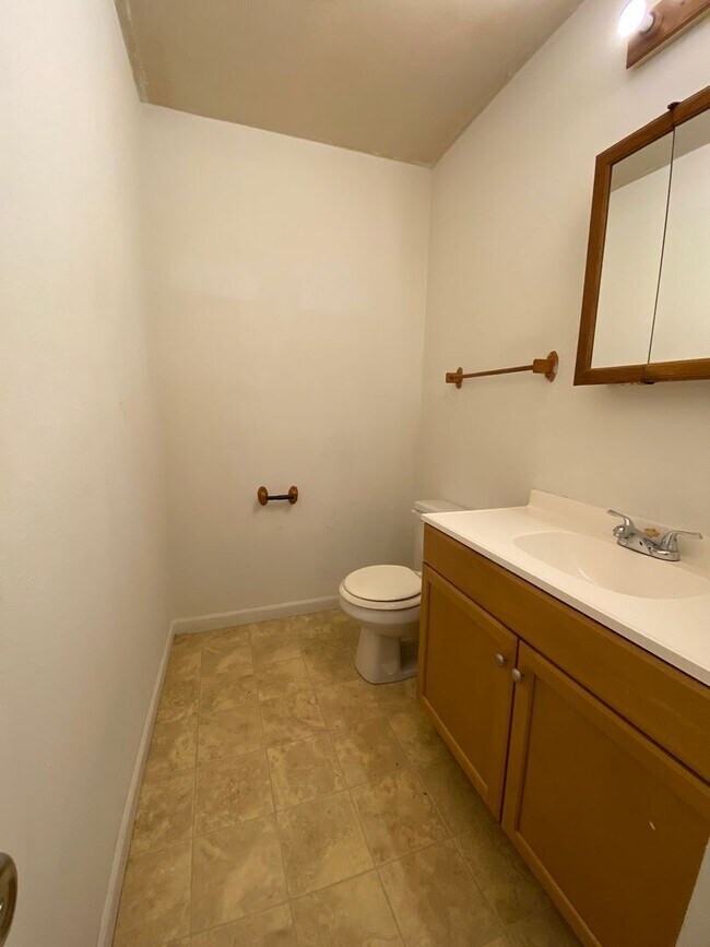 Building Photo - 3 Bedroom Duplex in Elkhart - HOUSING VOUC...