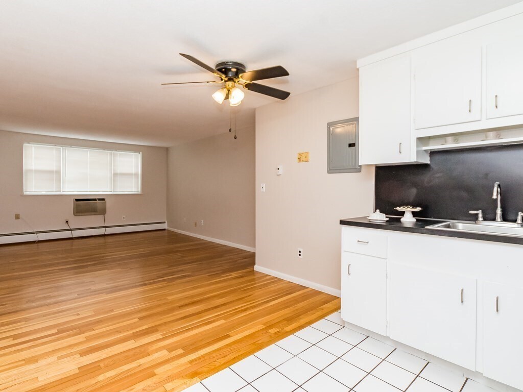 Primary Photo - 211 Baker St