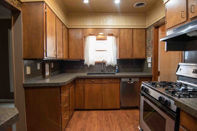 Building Photo - 4 Bedroom 1 Bath