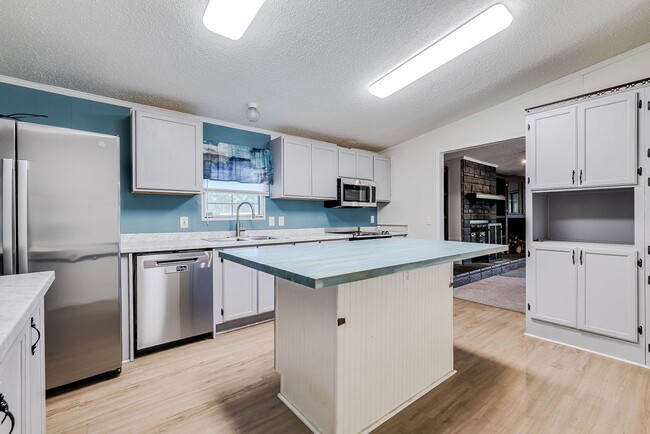 Building Photo - Spacious 3 Bed 2 Bath Home on Large Lot - NO HOA!