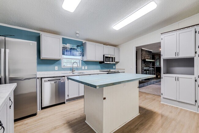 Foto del edificio - Spacious 3 Bed 2 Bath Home on Large Lot - NO HOA!