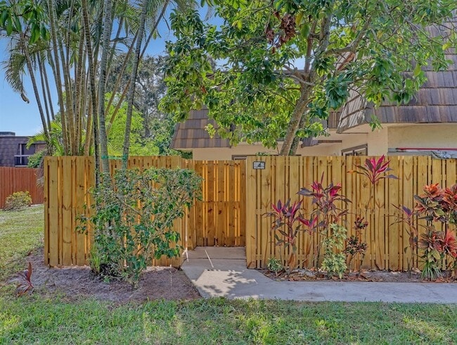 Foto del edificio - 4095 Palm Bay Cir