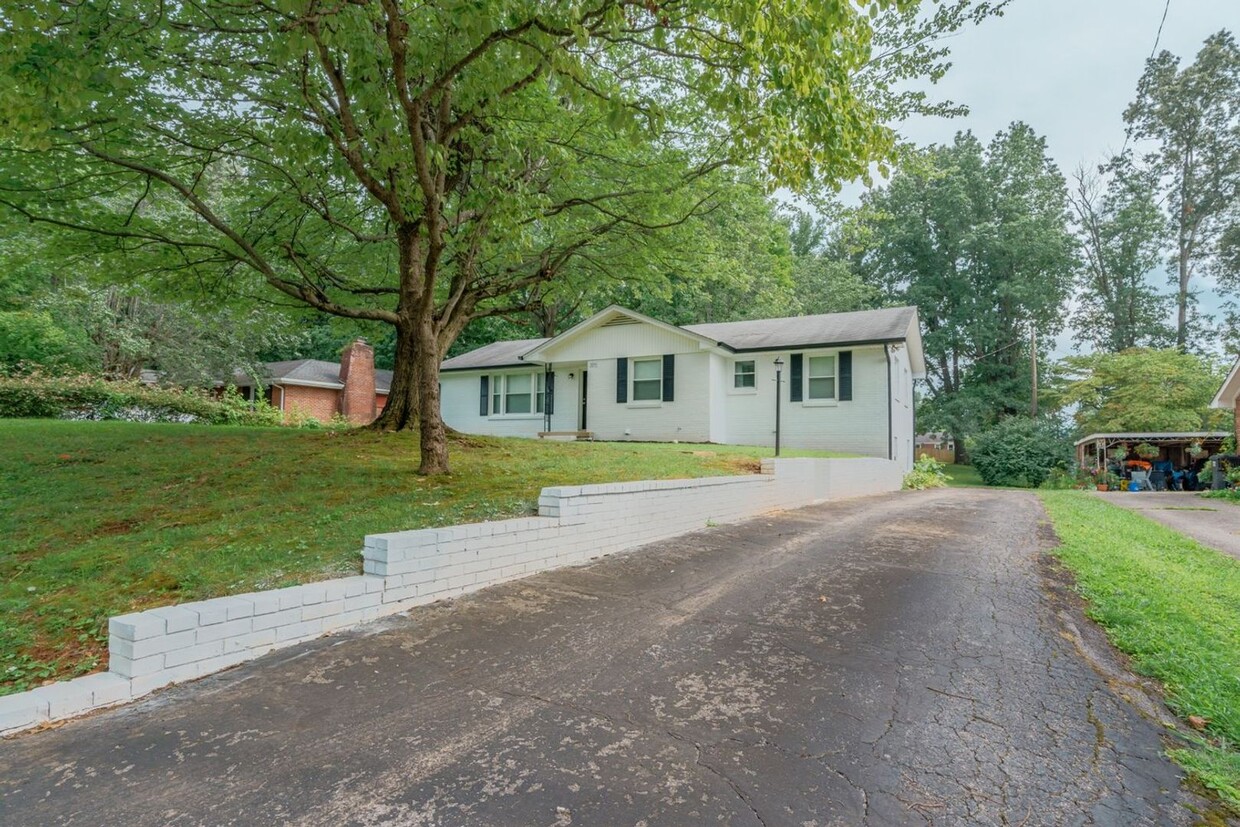 Foto principal - Spacious 5-Bedroom Home with Modern Update...