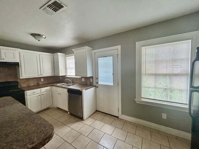 Foto del edificio - 3 bed 1 bath close to Texas Tech