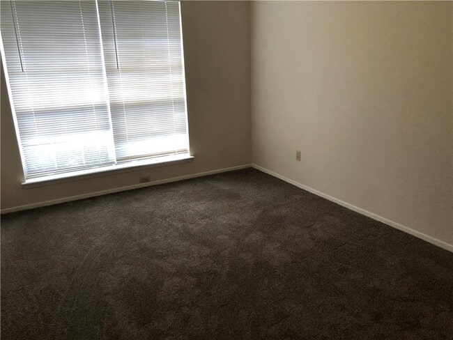 Building Photo - 1015 E Yager Ln