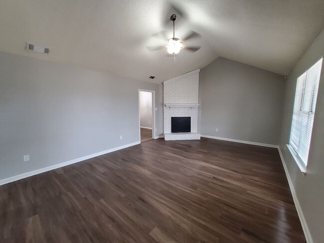 Building Photo - 4652 Crestfield Rd