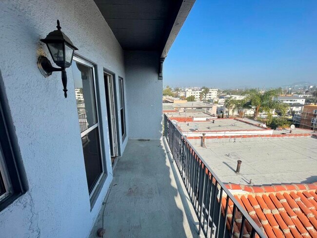 Foto del edificio - 323 N Alexandria Ave