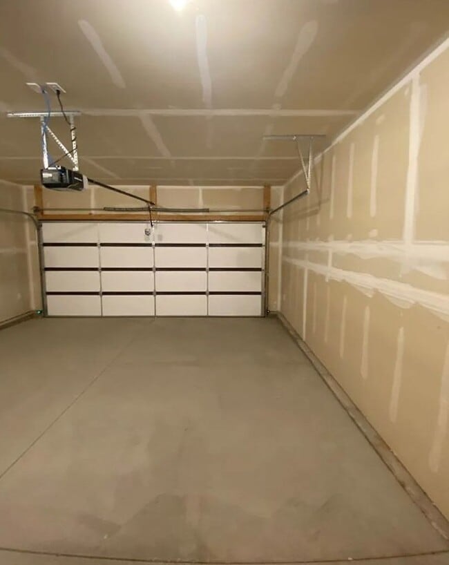 Building Photo - 3 Bedroom End-Unit Townhome in Cedar Bend – Great Cedar City Location