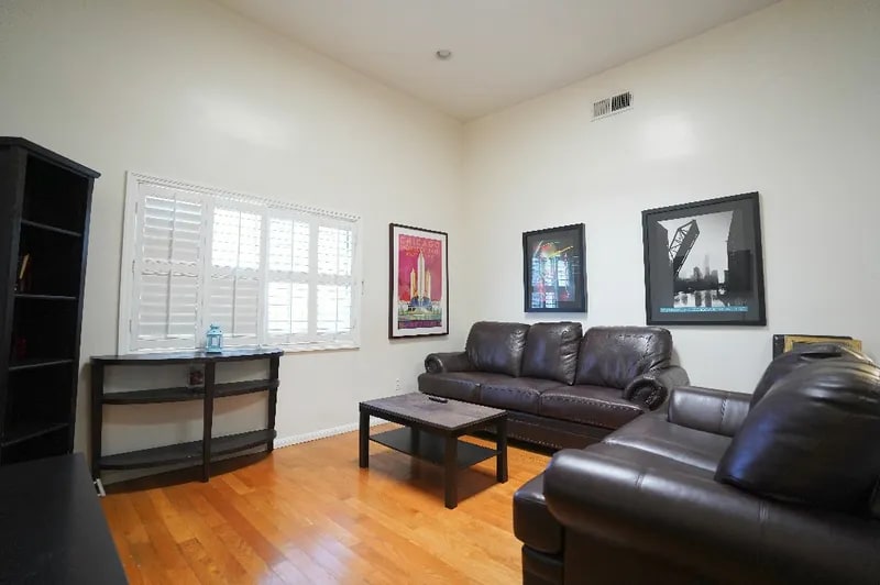 Primary Photo - 1354 W 24th St