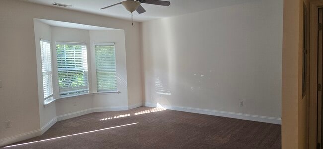 Living Area - 122 Crown Point Dr