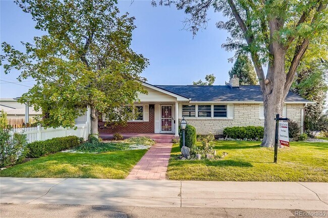 Jardín delantero - 301 W Chenango Ave