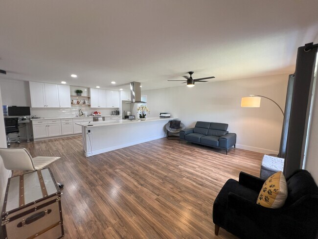 Building Photo - 1702 Bristol Ct N