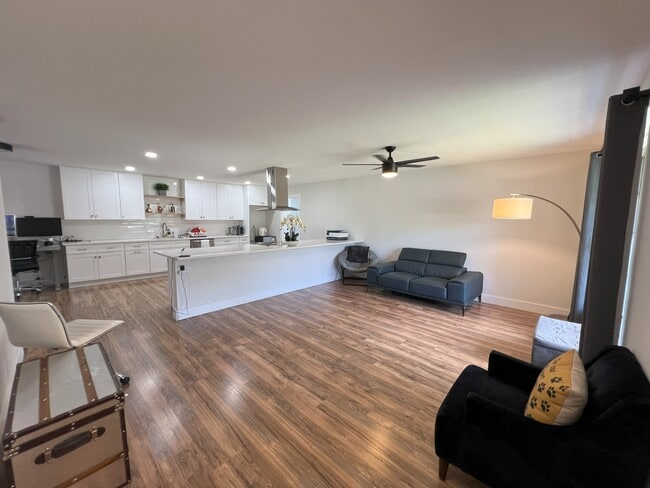 Foto del edificio - 1702 Bristol Ct N