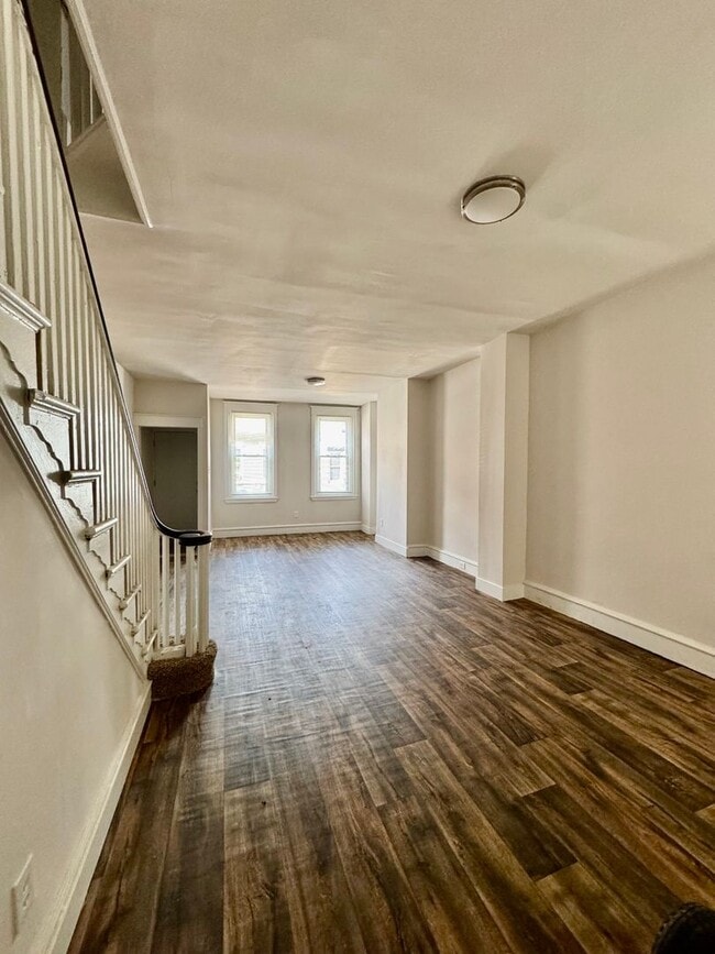 Foto del edificio - 3-Bedroom Home with In-Unit Laundry and Pe...
