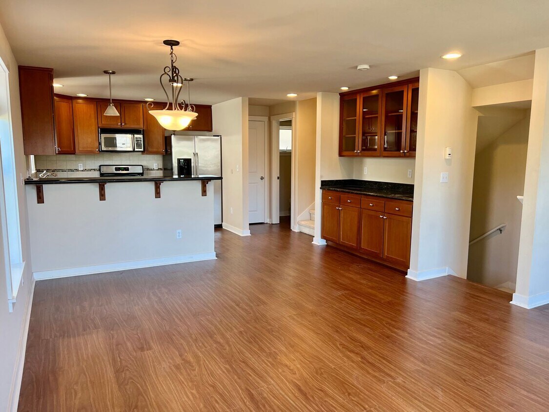 Primary Photo - North Green Lake Town Home - Exceptional F...