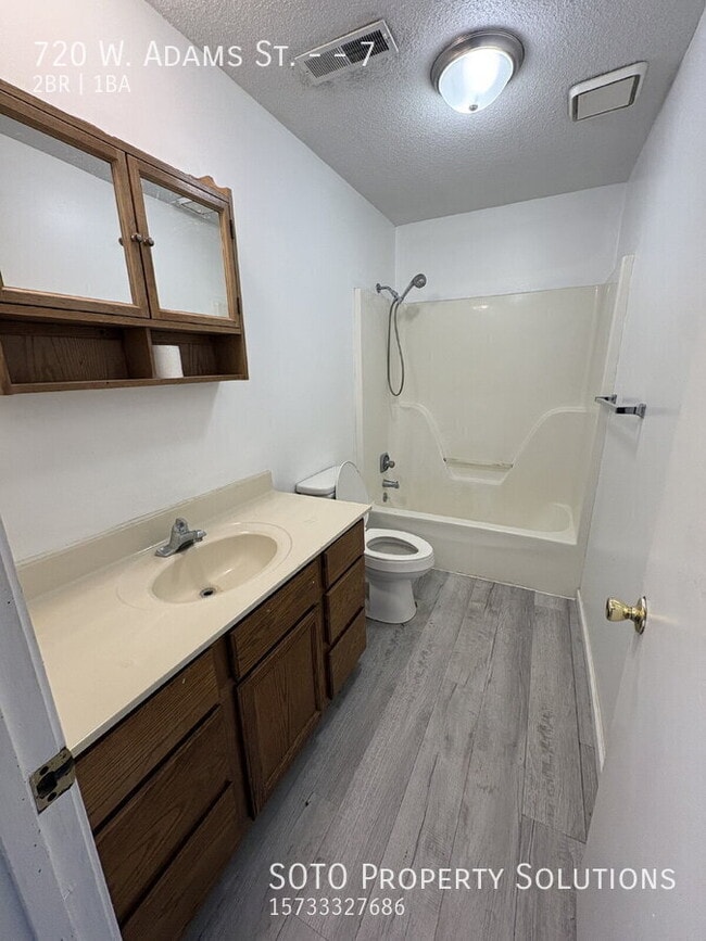 Building Photo - 720 W Adams St