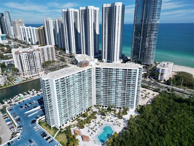 Foto del edificio - 100 Bayview Dr