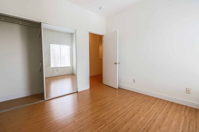 Building Photo - CUTE UPGRADED 3 BEDROOM CONDO IN HENDERSON!