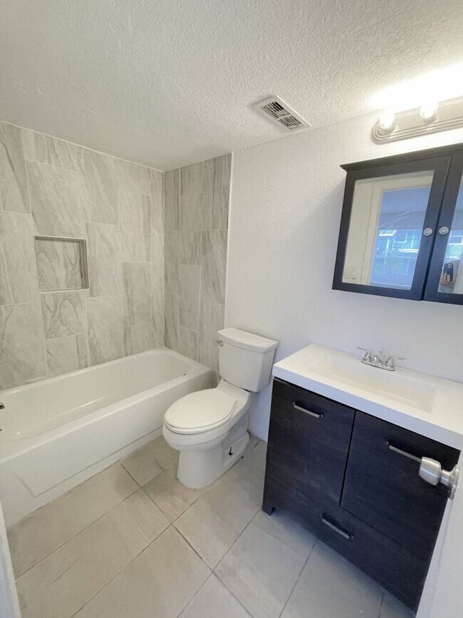 Foto del edificio - 2/2 Condo AVAILABLE NOW!
