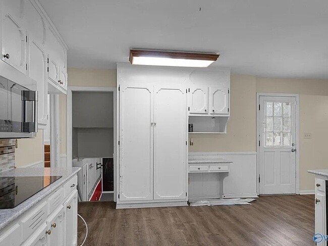 Building Photo - 2102 Chadburn Dr SW